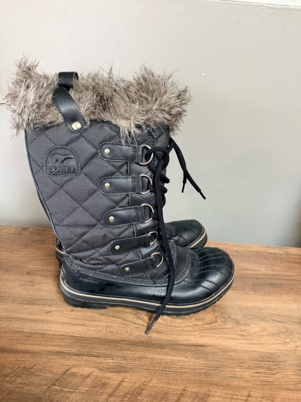 Sorel Black Quilted Lace-Up Winter Boots with Faux Fur Trim size 8